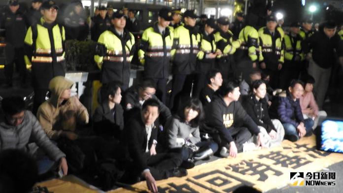 ▲時力立委們在凱道上禁食抗議。（圖／記者戴祺修攝,2018.01.05）