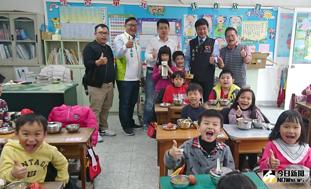 ▲北港鎮長張勝智\\(右2\\)前往南陽國小關心學童飲食及宣導資源回收觀念，並致贈布丁及保溫瓶，現場溫馨歡樂洋溢。（圖／記者蘇榮泉翻攝，2018.01.05）