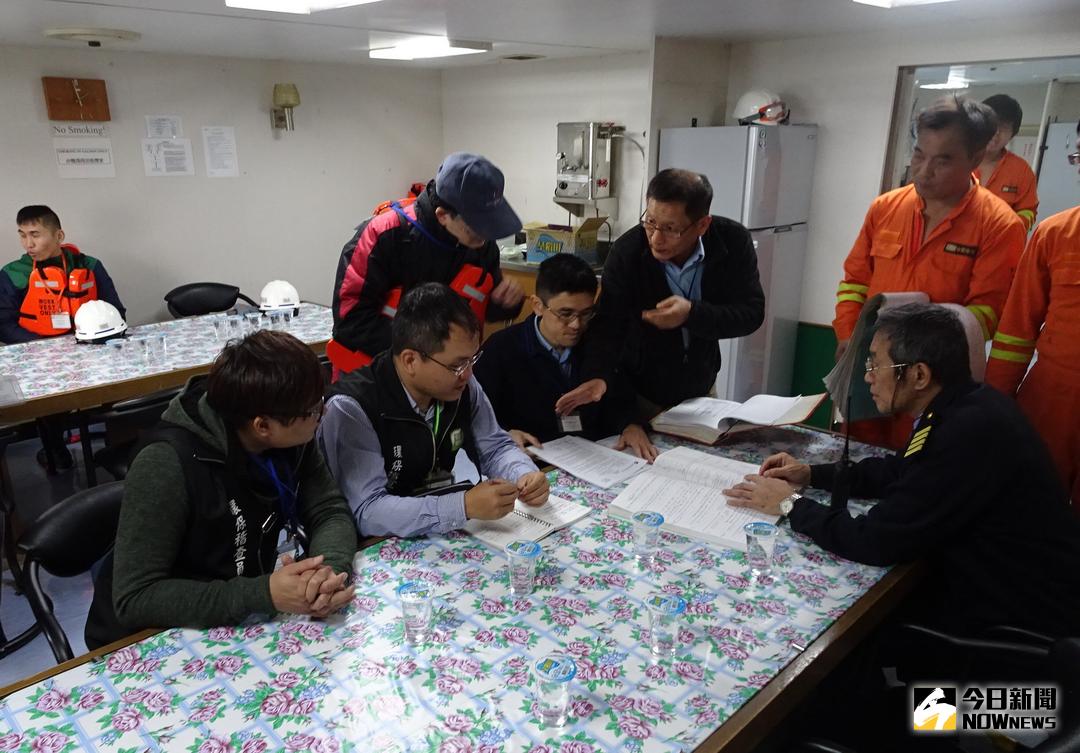 ▲雲林縣政府與經濟部工業局麥寮工業專用港管理小組、麥寮工業區專用港管理公司及台塑企業等單位進行協商，麥寮港船舶使用低硫。（圖／記者蘇榮泉翻攝，2018.01.05）