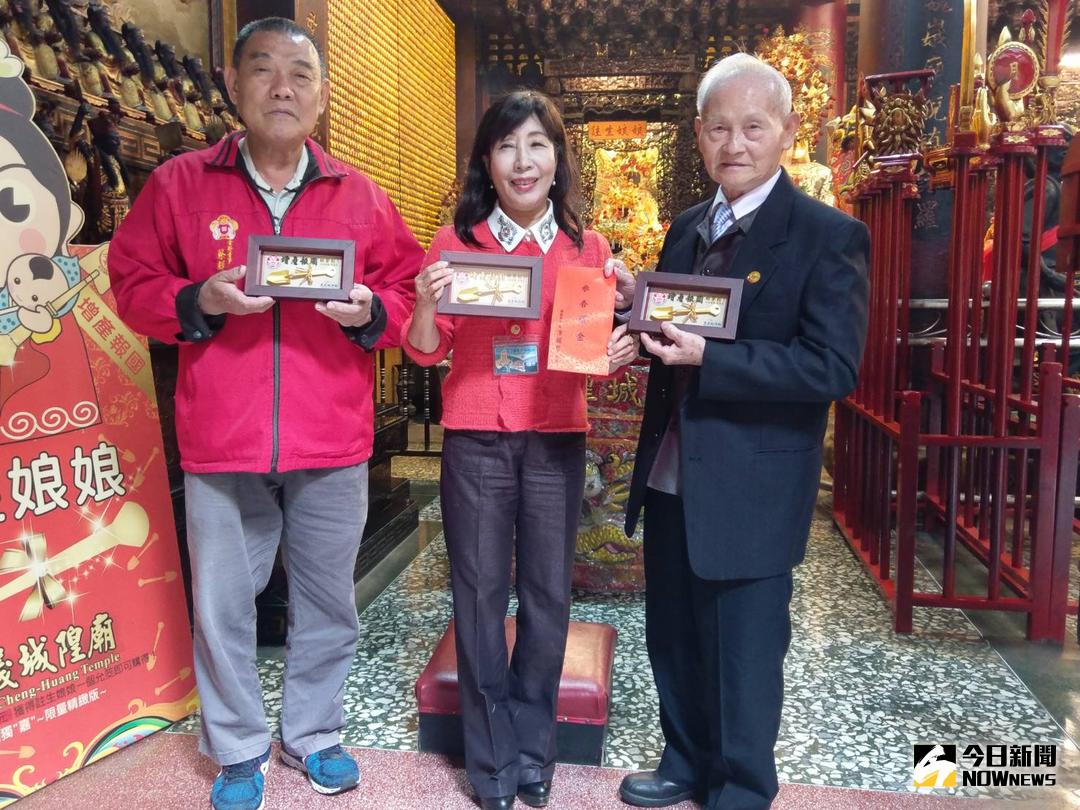 ▲「金鏟子好孕祈福」儀式，由民政處處長吳芯榆（圖中）與城隍廟董事長賴永川（圖右）共同祈福主持。（圖／記者邱嘉琪攝 , 2018.01.05）