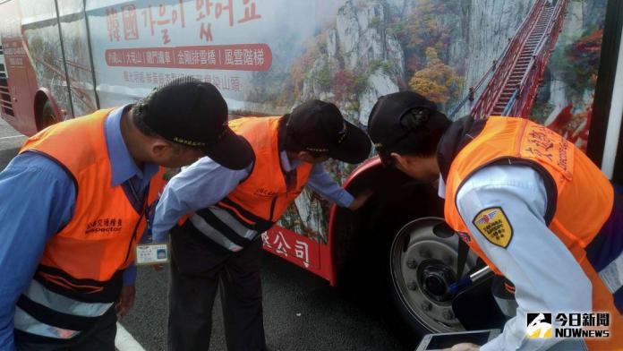 ▲交通部公路總局高雄市區監理所今(5)天說明民眾租用遊覽車的撇步，以確保旅途平安。(圖／記者黃守作攝，2018.01.05)