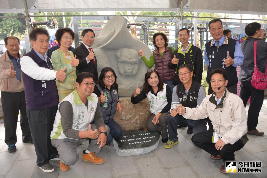 ▲嘉義市長涂醒哲、各來賓及創作團隊共同為新作品揭幕。（圖／記者郭政隆攝，2018.1.5）