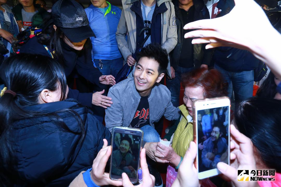 ▲林志穎代言四平商圈，發放商圈的折價卷給來的民眾。（圖／記者葉政勳攝 , 2018.01.05）