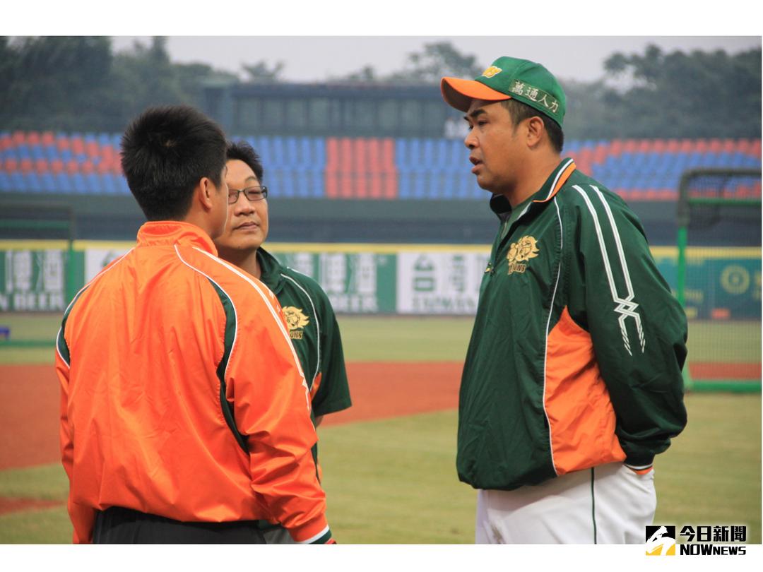 ▲統一獅二軍打擊教練陳連宏（右）。（圖／NOWnews資料照）