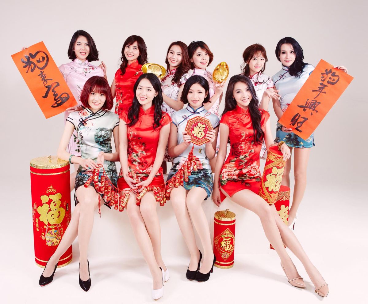 ▲新北市政府民政局特別邀請10位美女同仁，拍攝《保庇新北市》的封面及賀年卡向鄉親拜早年。（圖／新北市政府民政局提供）