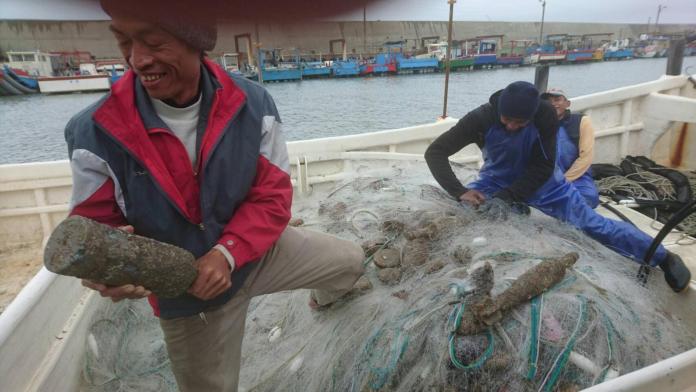 海上驚魂！漁網滿是未爆彈　新竹縣漁民：從來沒這麼多
