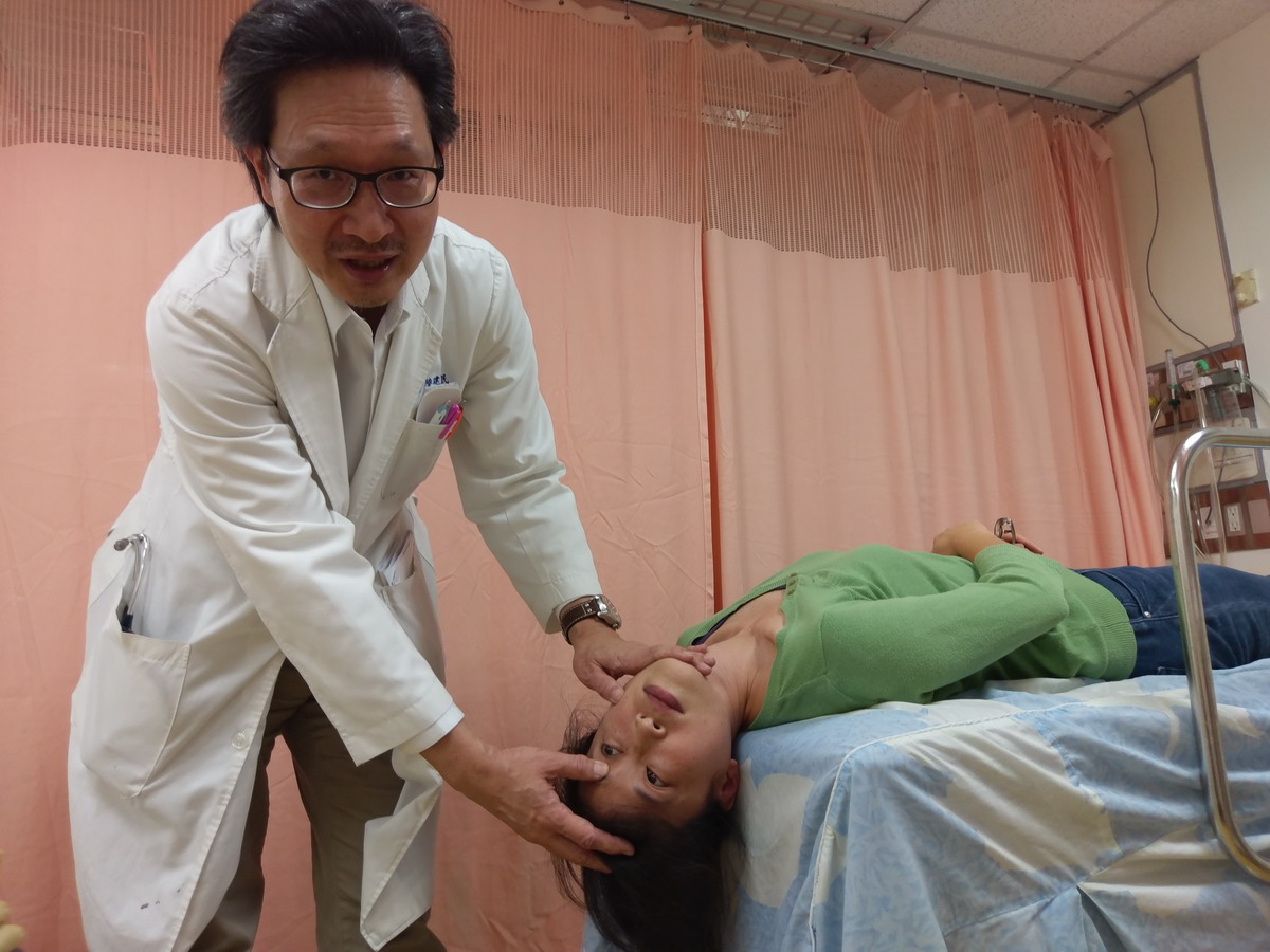 ▲神經內科陸建民醫師為患者檢查後，發現患者暈眩是因「耳石症」所引起的症狀。（圖／豐原醫院提供，2018.1.4）