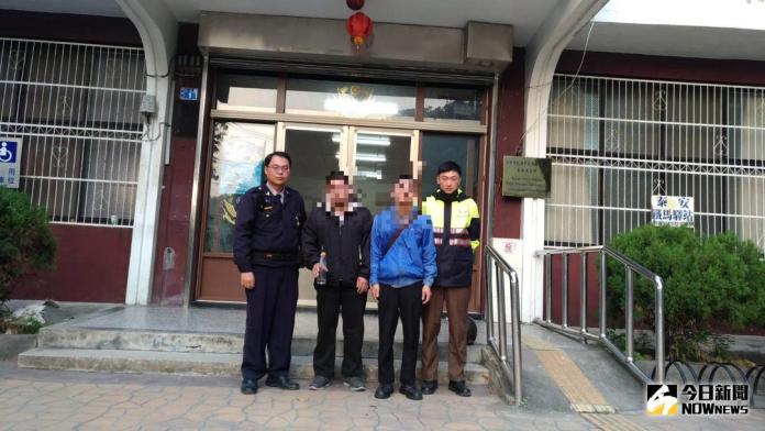 ▲警員薛凱全\\(左一\\) 運用警用行動載具人臉辨視系統，協助迷途離家約30公里林姓男子順利找到回家的路。（圖／記者柳榮俊翻攝 , 2018.1.4）