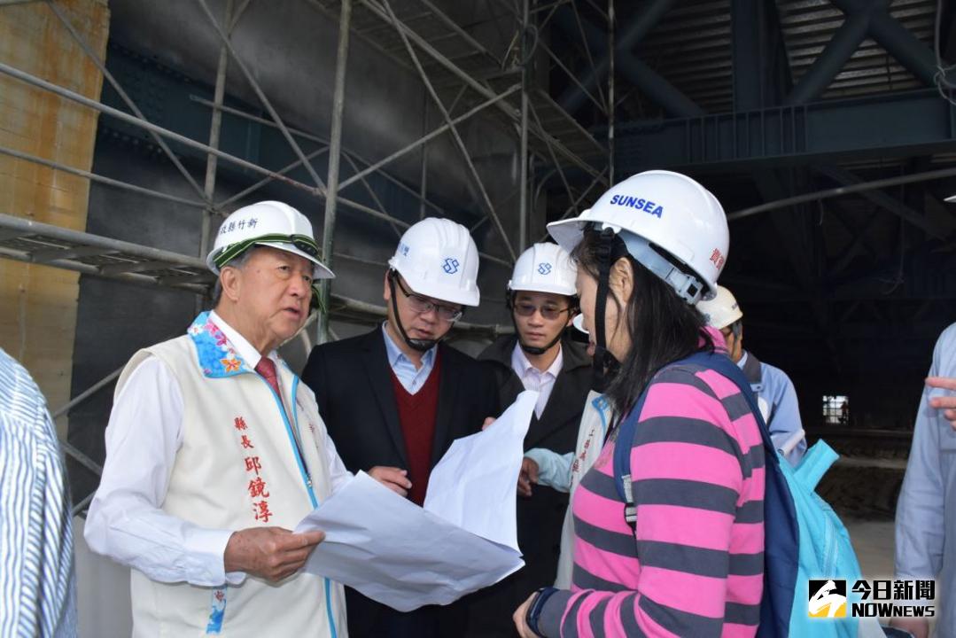 ▲新竹縣長邱鏡淳\\(左\\)率隊勘查竹北國民運動中心工程，對進度超前慰勉施工人員。（圖／記者常似虎翻攝 , 2018.01.04）