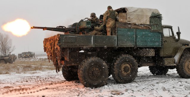 ▲烏克蘭軍方以卡車搭載ZU-23-2B雙管高射砲進行射擊。（圖／美國陸軍）