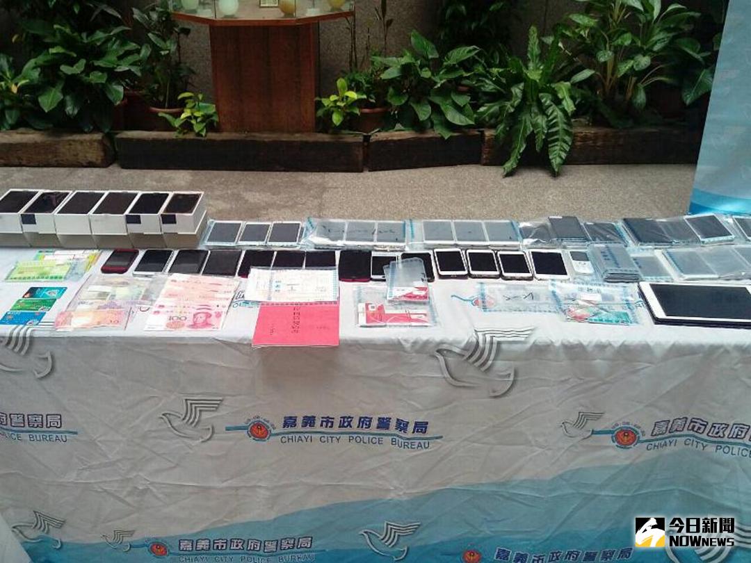 ▲警方於現場查獲的贓證物。（圖／記者郭政隆攝，2018.1.4）