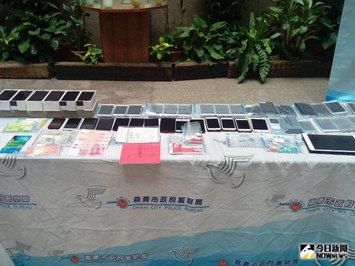 ▲警方於現場查獲的贓證物。（圖／記者郭政隆攝，2018.1.4）