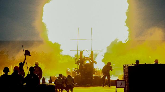 ▲2017年11月30日，陸軍金門防衛指揮部聯信操演，8吋榴砲射擊時，形成煙硝瀰漫的震撼畫面。（圖／軍聞社提供）