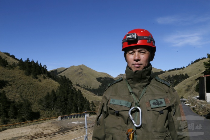 ▲ 陸軍特訓中心山寒組教官鄭文忠士官長曾參與多項山搜任務，他表示高寒地救援最重要的是先學會保護自己，才有能力去照顧好別人。（軍聞社記者卓以立攝）
