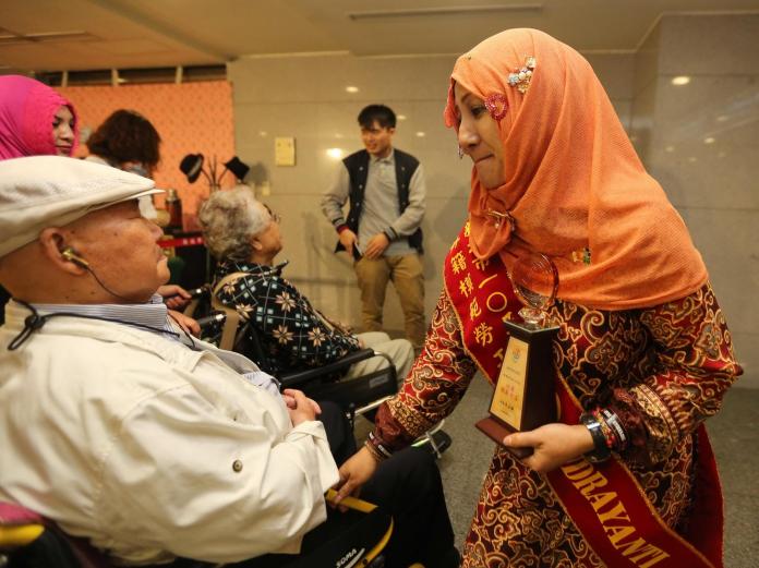 ▲新北市政府勞工局鼓勵認真工作的外籍勞工，將辦理模範外籍勞工的選拔活動；圖為模範外勞亞蒂與阿公。（圖／新北市政府勞工局提供）