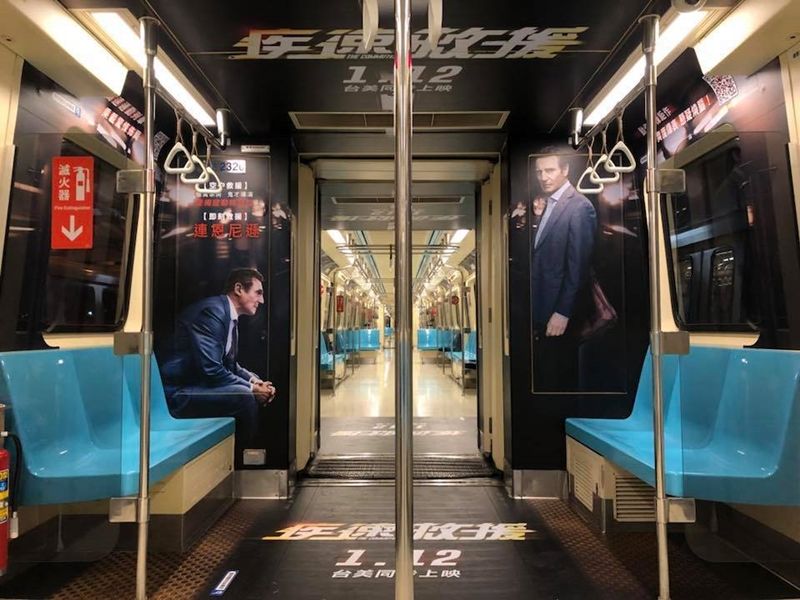 ▲連恩尼遜現身台北捷運。（圖／龍祥，2018.01.03）