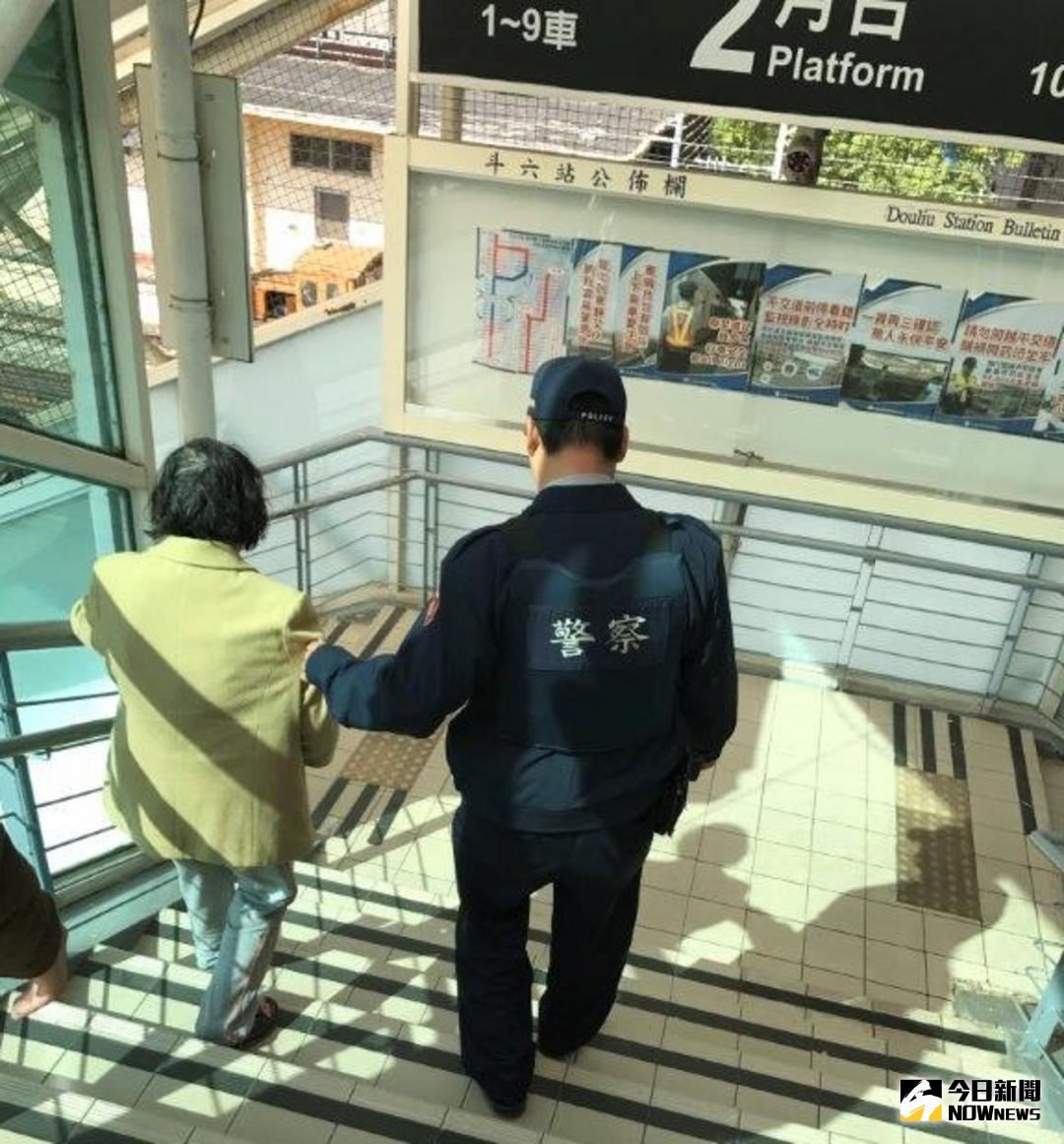 ▲桃園市70歲老婦人搭火車來到斗六而體力不支跌倒街口，員警據報載送婦人前往斗六火車站，陪同婦人進入車站購票返桃園家。（圖／記者蘇榮泉翻攝，2018.01.03）