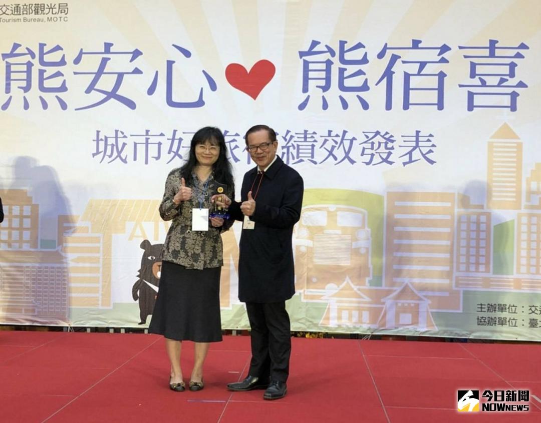 ▲交通部觀光局辦理「106年城市好旅宿-縣市政府管理績效評比」，嘉義縣政府榮獲特優獎項，文化觀光局長許有仁\\(右\\)代表受獎。（圖／記者陳鐘聲翻攝 , 2018.02.03）