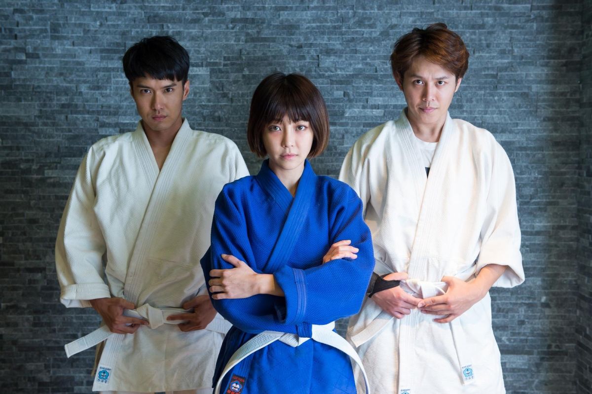 ▲謝欣穎（中）與嚴浩（右）、洪浩竣學習柔道。（圖／歐銻銻娛樂提供，2018.01.03）