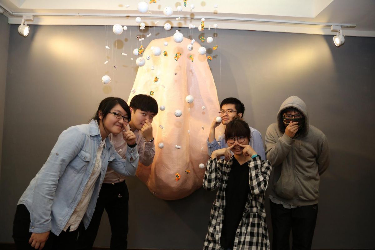 ▲中山大學在展覽中，也特別呈現了高雄在地的空汙相關議題，以地理位置圖揭示位於工業區周邊的學校隱含的健康危機。（圖／主辦單位提供 , 2018.01.03）