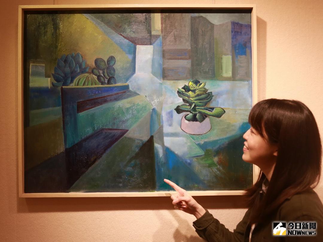 ▲沈甄斯玩賞多肉植物，作品描述萬物生命存續的獨特美好。（圖／記者黃玿琮攝2018.1.3）