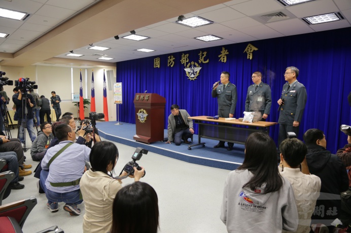 ▲ 國防部3日召開記者會，公布新式野戰口糧及加熱餐盒研改成果，由陸軍後勤指揮部人員進行加熱式餐盒操作示範。（軍聞社記者周力行攝）