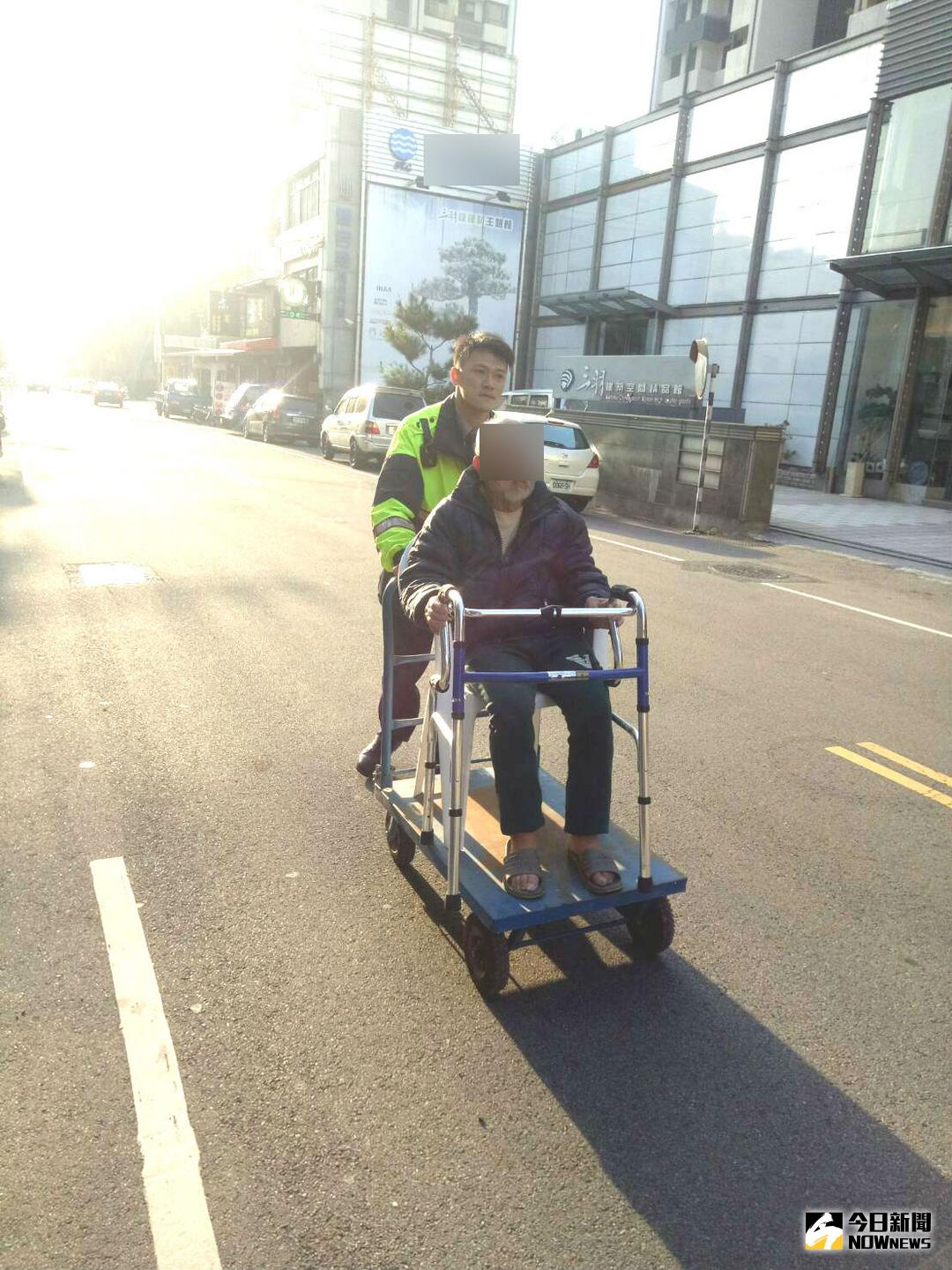▲第五分局四平所員警威良想出妙計，借來運貨推車與椅子組合成輪椅，推送老人返家。（圖／記者鄧力軍翻攝 , 2018..1.3）