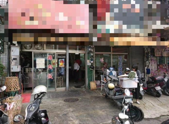 ▲嘉義博愛路上一家火雞肉飯老店被網友指控強迫推銷。（圖／翻攝自「爆料公社」）