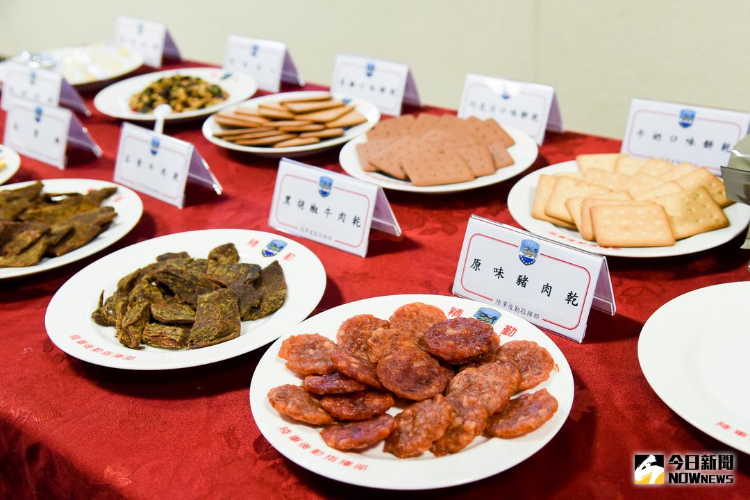 ▲ 國軍新式野戰口糧與加熱式餐盒展示。（圖／記者陳明安攝，2018.01.03）