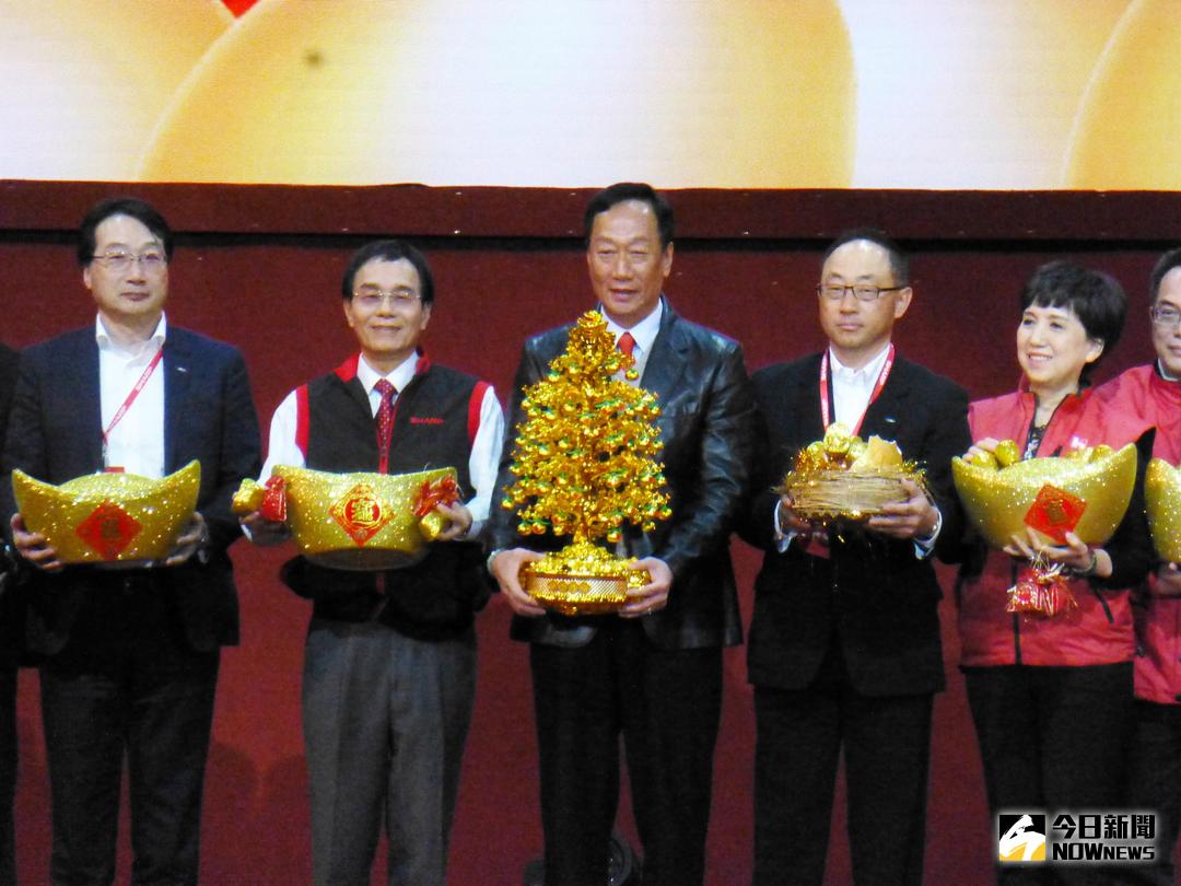 ▲鴻海集團愛心嘉年華今年預計在2月11日於南港展覽館登場，主持人將由張菲再度主持，據了解五月天、盧廣仲等當紅藝人都受邀演出。圖為鴻海2017年愛心嘉年華會場照片。（圖／NOWnews 資料照片）
