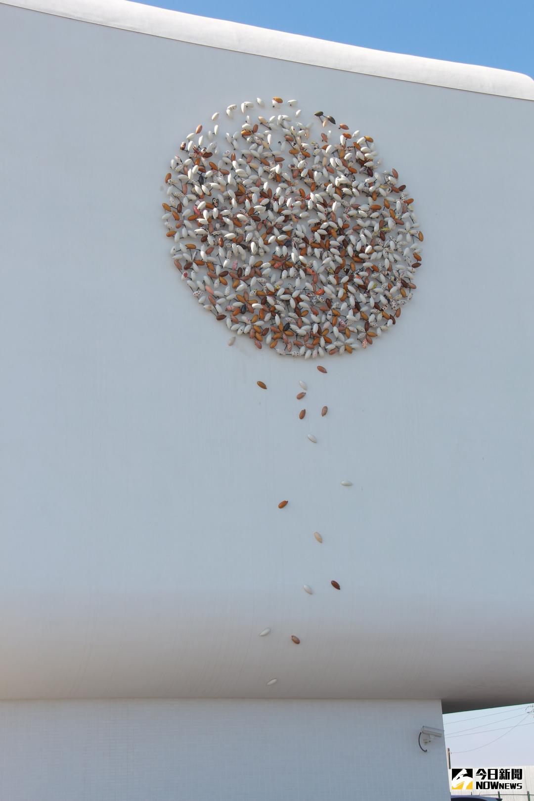 ▲埔鹽國中剛完成啟用的新校舍，就把長長的糯米化身公共藝術，裝置在新校舍外牆，配上現代化造型建築超吸睛，瞬間成為埔鹽新地標。（圖／記者陳雅芳攝，2018.01.02）