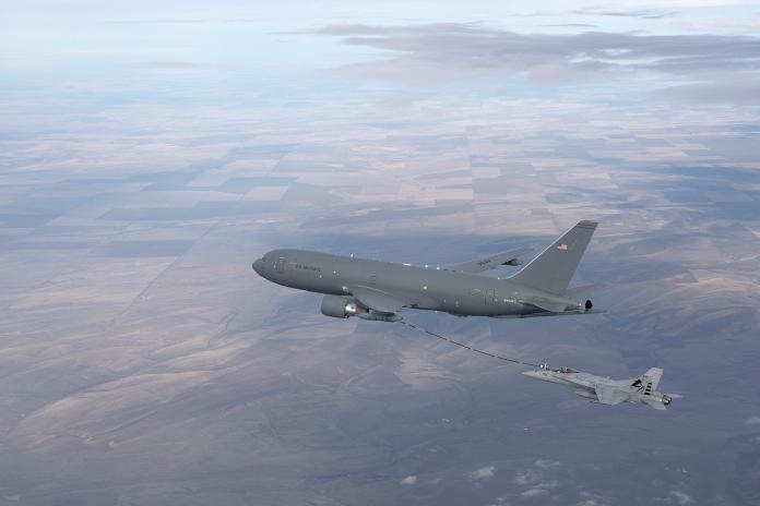波音公司KC-46A加油機與F/A-18戰機實施空中加油測試。（圖／美國空軍）