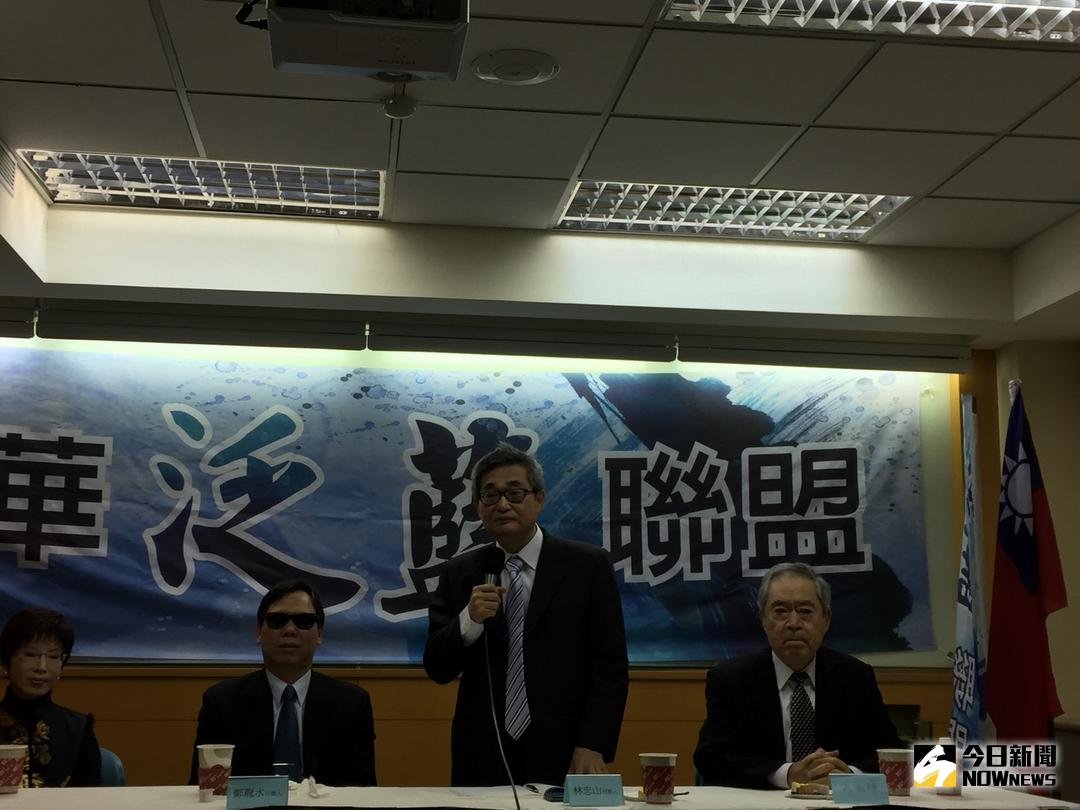 ▲中華泛藍聯盟新任召集人林忠山說，泛藍聯盟就像「水善利萬物而不爭」，盼讓國民黨這塊百年招牌再亮起來。（圖／林仕祥攝，2018.1.2）
