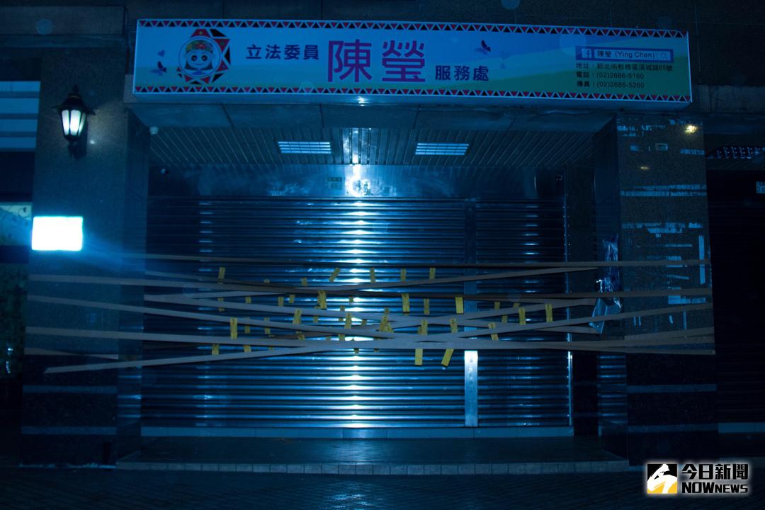 ▲民進黨立委陳瑩的服務處被貼滿符咒。（圖／翻攝自PTT）