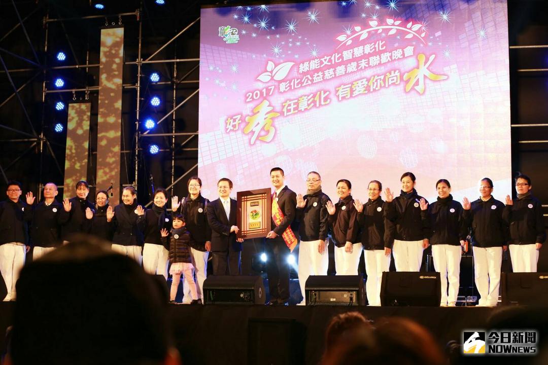 ▲彰化縣長魏明谷特別邀請慈濟志工代表上台頒予「熱心公益團體獎」，在寒風中志工宣導民眾垃圾分類。（圖／記者陳雅芳翻攝）