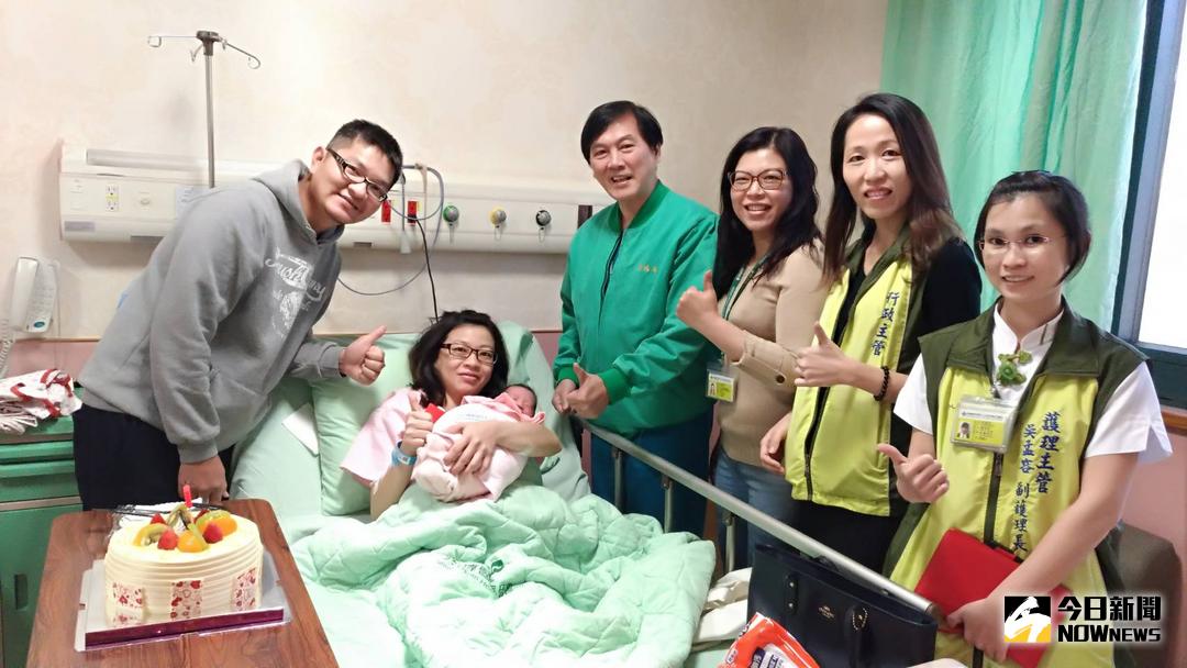 ▲喜迎元旦寶寶來報到！彰濱秀傳醫院由吳鴻昇院長帶領醫護團隊一同送紅包和蛋糕，向產婦及家屬祝賀。（圖／記者陳雅芳攝，2018.01.01）