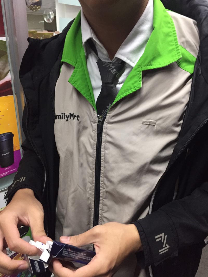 ▲全家便利商店的店員在制服內都會穿著白襯衫。（圖／翻攝自《Dcard》）