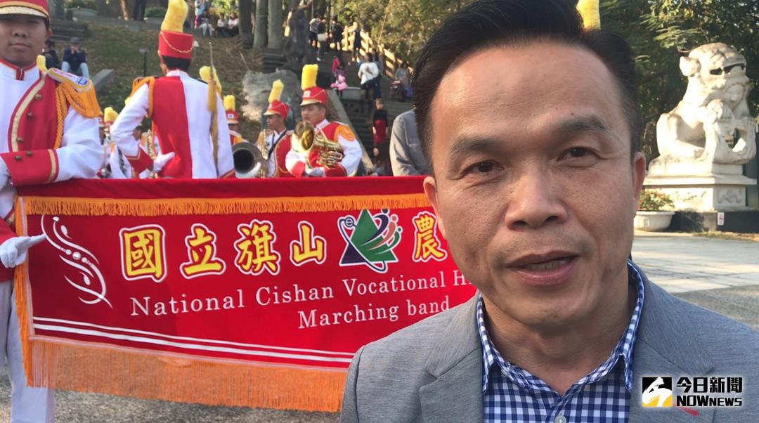 ▲國立旗山農工職業學校軍樂隊一行80餘人，在校長徐震魁及退休主任許世昌的帶領下，前往旗山火車站踩街演奏熱鬧登場。（圖／記者宋汝夔攝，2018.01.01）