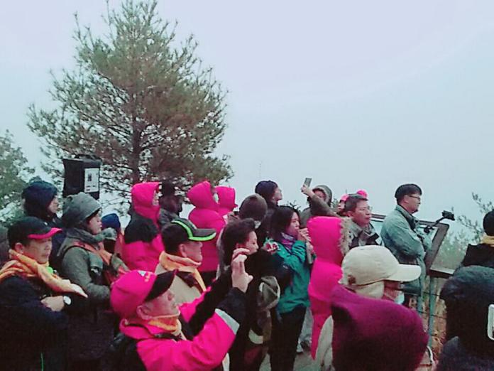 ▲200多位民眾上福壽山天池，觀賞2018年的第一道曙光。（圖／和平警分局提供2018.1.1）