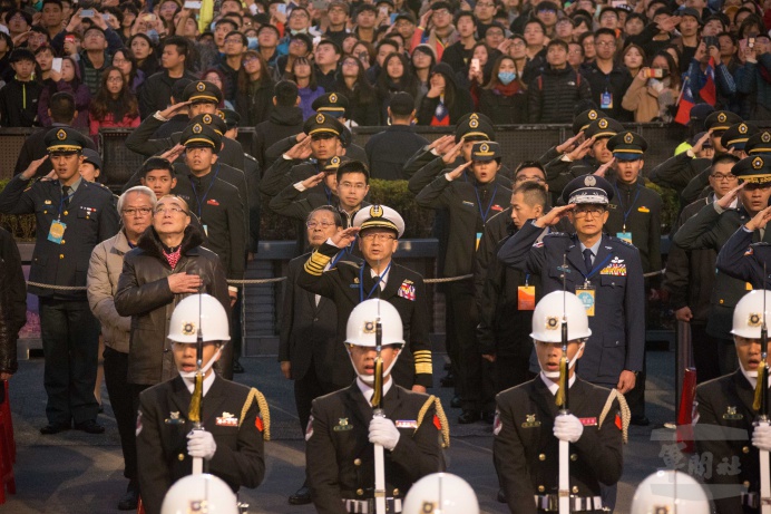 ▲ 國防部長馮世寬1日由副部長蒲澤春上將等人陪同，出席107年元旦總統府升旗音樂會，帶領國軍官兵及學生，高唱國歌，迎接國家嶄新的未來。（軍聞社記者莊家宏攝）