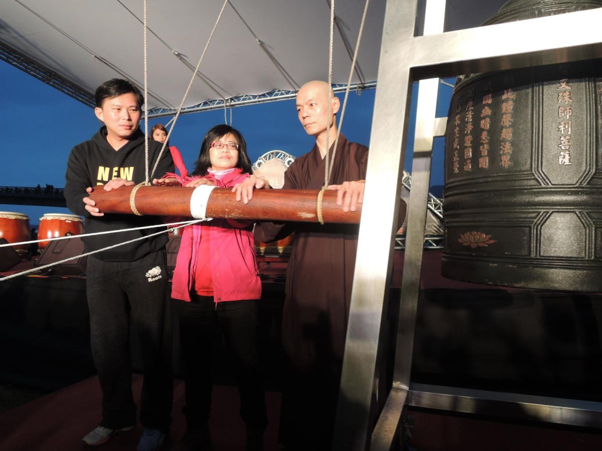 ▲福隆2018元旦迎曙光活動，由靈鷲山聖山寺監院懇慧法師、交通部觀光局東北角管理處長陳美秀，帶領千人叩鐘。（圖／靈鷲山佛教教團提供）