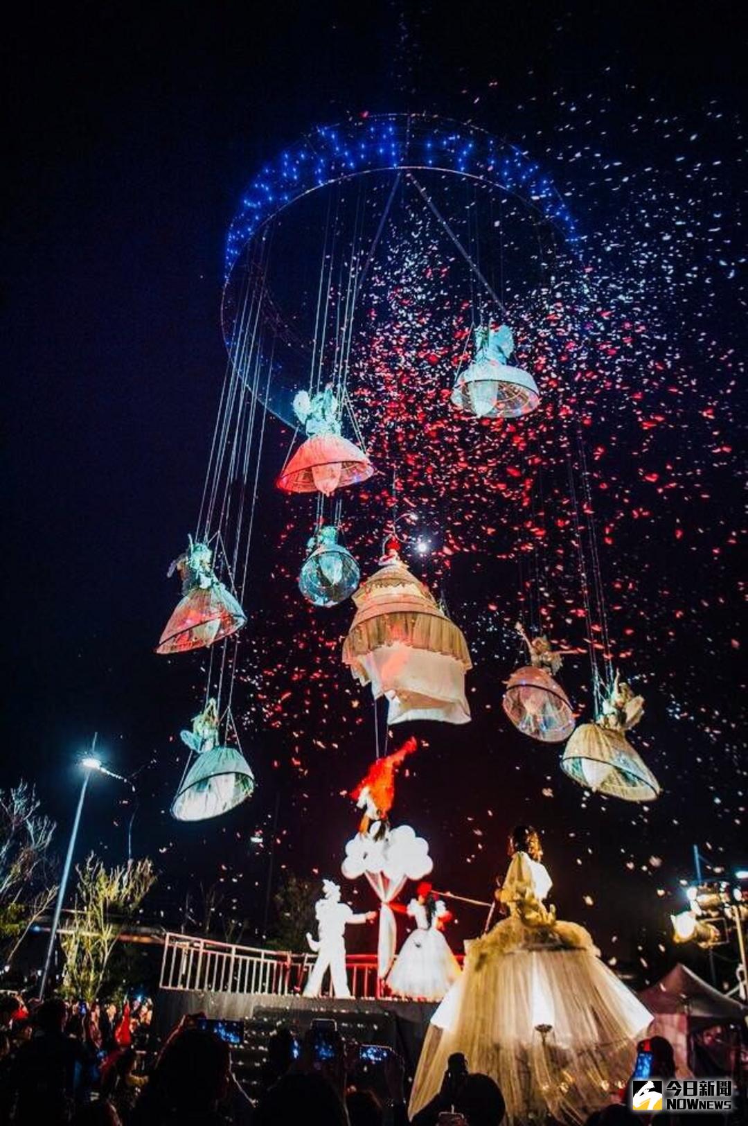 ▲「比利時托爾高空劇場」首度登場，璀璨變化，讓遊客佇足、驚呼。（圖／嘉義縣政府提供 , 2018.02/19\\)