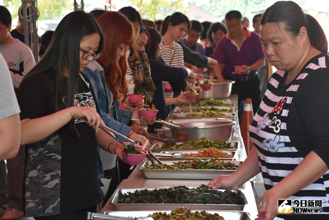 ▲廟方提供免費素食供民眾吃免驚。（圖／記者郭春輝攝 , 2018.02.19）