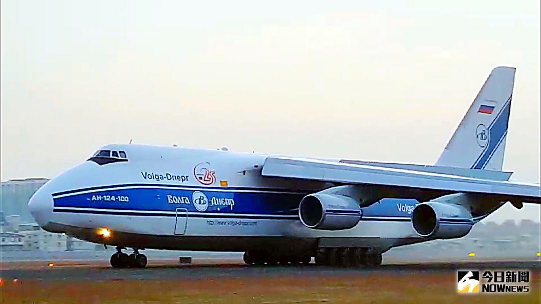 ▲巨無霸AN124運輸機是由前蘇聯的安托諾夫設計局所研製的遠程戰略運輸機，機身長度69公尺，主要用於運輸坦克及戰機。（圖／記者郭俊暉攝 , 2018.02.18）