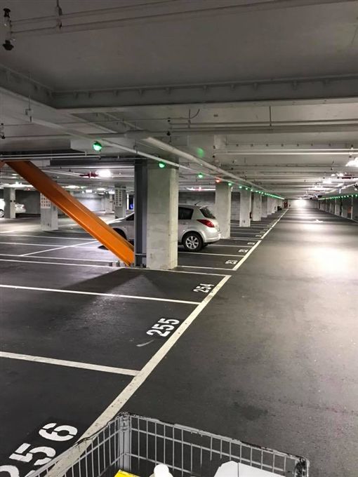 ▲網友 PO 出「好市多」停車場相當空曠的照片。（圖／翻攝自臉書Costco好市多 商品經驗老實說）