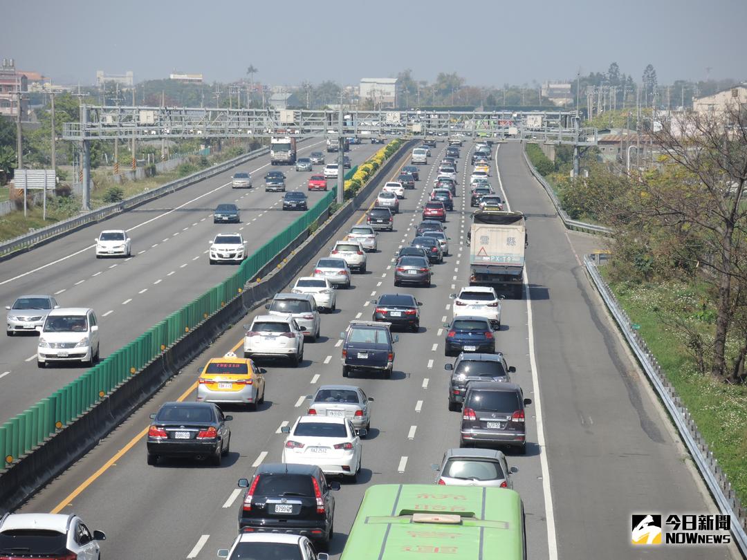 ▲高公局預判明（31）日重點壅塞地雷路段共有16處，提醒用路人留意，其中國5南向部分，建議5時前或17時後出發。（示意圖／NOWnews資料照片）