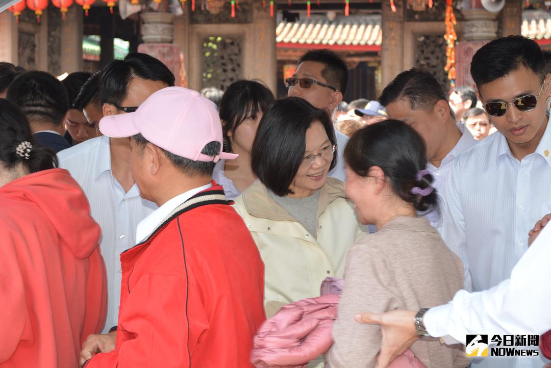 ▲總統蔡英文到彰化南瑤宮廟埕發放小紅包，並隨口問大家「新年快樂 」。（圖／記者陳雅芳攝，2018.02.18）