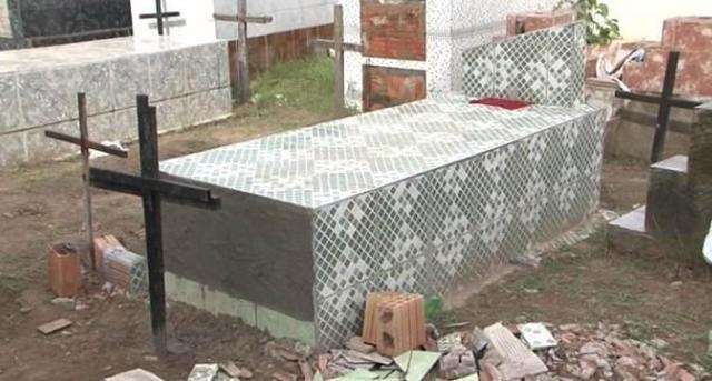 ▲巴西一名 37 歲女子蘿珊吉拉因病休克，卻被家人誤認已經死亡，竟然就將她直接「生葬」活埋。（圖／翻攝自太陽報 , 2018.2.17\\)