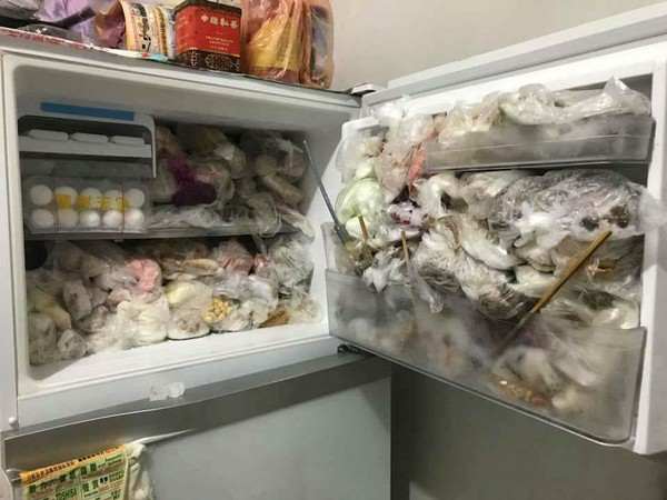 ▲阿嬤的冰箱一打開，上層冷凍庫竟然被大大小小的塑膠袋裝食材給塞爆！（圖／爆廢公社 , 2018.2.17\\)