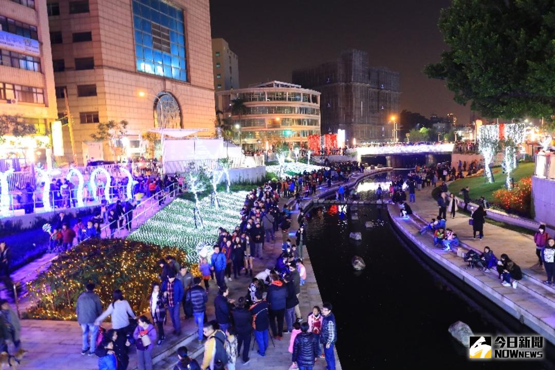 ▲柳川藍帶水岸，夜晚LED燈光美不勝收。（圖／資料照片 ）